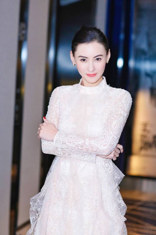 張柏芝​帶三個兒子回娘家，外公抱著摟外孫的樣子太有愛，三世同堂很溫馨