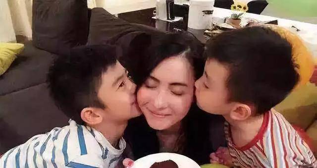 張柏芝​帶三個兒子回娘家，外公抱著摟外孫的樣子太有愛，三世同堂很溫馨