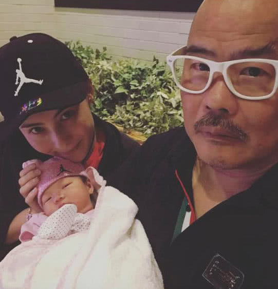 張柏芝​帶三個兒子回娘家，外公抱著摟外孫的樣子太有愛，三世同堂很溫馨