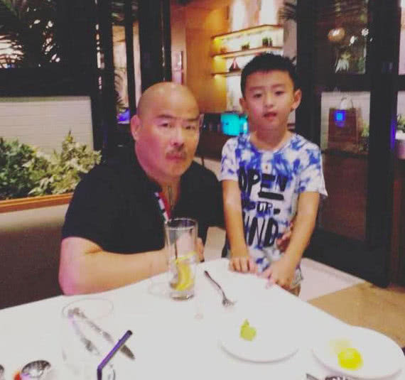 張柏芝​帶三個兒子回娘家，外公抱著摟外孫的樣子太有愛，三世同堂很溫馨