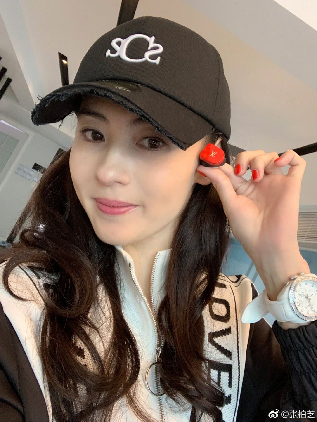 張柏芝​帶三個兒子回娘家，外公抱著摟外孫的樣子太有愛，三世同堂很溫馨
