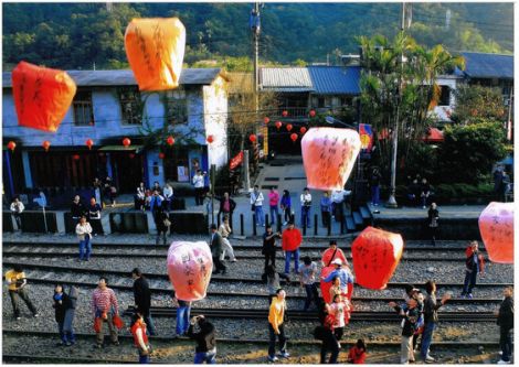 放天燈是災難！外國人淨山一天清出「326公斤垃圾」  淚嘆「別再來...」望環保觀光能兩全
