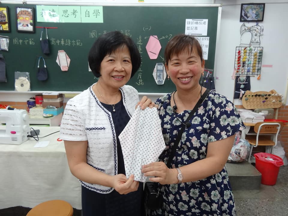 好暖！非洲「女生每個月痛一次」難解決  高中女手作「1000份布衛生棉」跨海送愛淚喊：我們很幸福