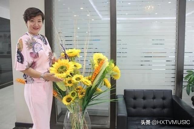 一個快被遺忘的女明星，被外國老公寵了14年，51歲成人生贏家！