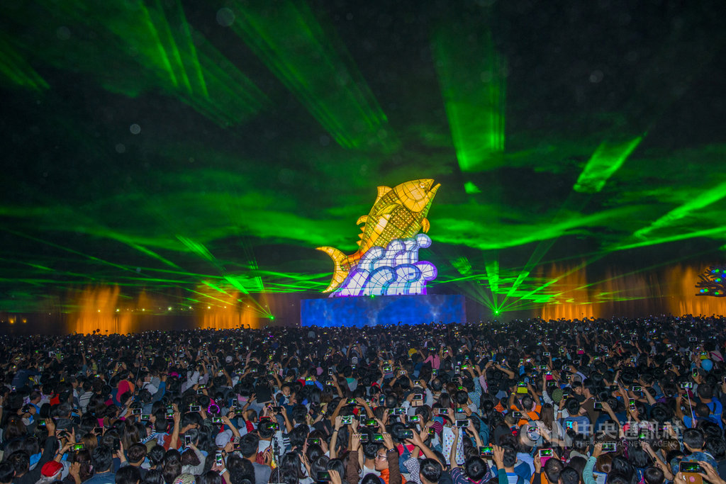 破紀錄！屏東燈會「連假湧入百萬人」根本沒地方停車　東港居民霸氣「交給我解決」網友淚：最美風景