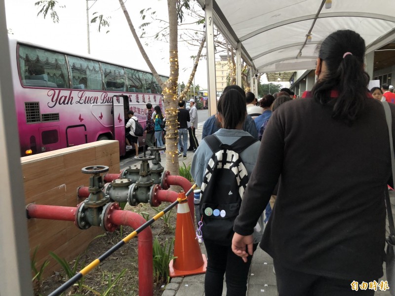 破紀錄！屏東燈會「連假湧入百萬人」根本沒地方停車　東港居民霸氣「交給我解決」網友淚：最美風景