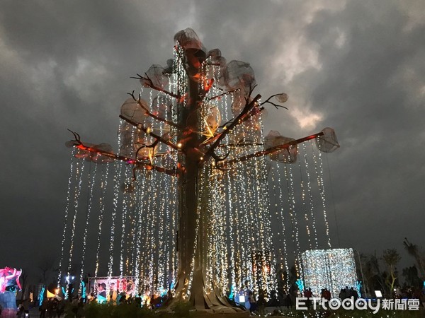 破紀錄！屏東燈會「連假湧入百萬人」根本沒地方停車　東港居民霸氣「交給我解決」網友淚：最美風景