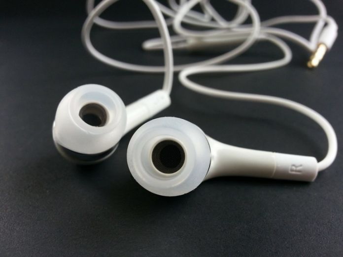 戴耳機睡覺超傷！國二生一覺醒來「一耳聽不見」  醫生勸「這款耳機少用」網友全震驚