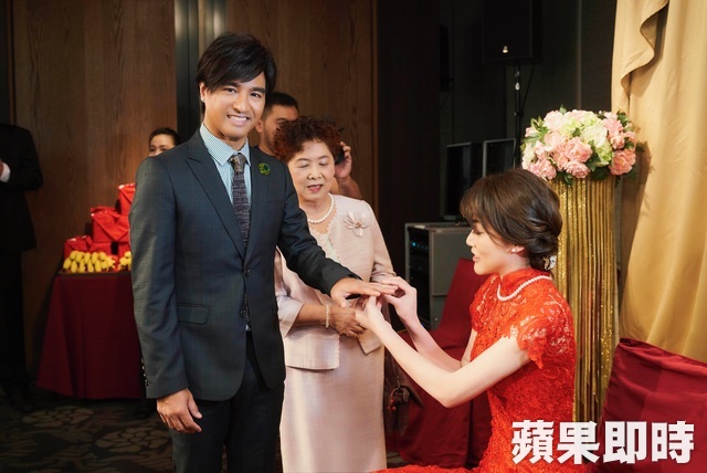 動力火車訂婚了！尤秋興情定「交往1年女友」終結單身！　顏志琳感性致詞「真的太黏我」感動眾人