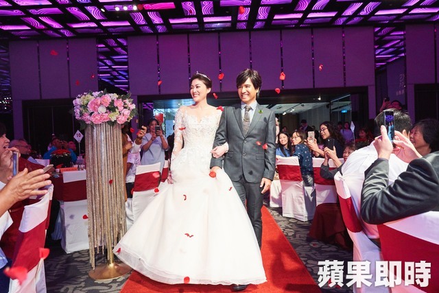 動力火車訂婚了！尤秋興情定「交往1年女友」終結單身！　顏志琳感性致詞「真的太黏我」感動眾人