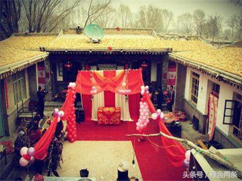 窮小子結婚，只擺五桌卻來了一百多人，看到賬單男子十分感動！