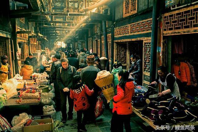 窮小子結婚，只擺五桌卻來了一百多人，看到賬單男子十分感動！