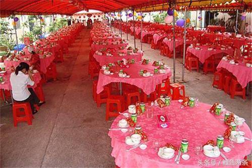 窮小子結婚，只擺五桌卻來了一百多人，看到賬單男子十分感動！