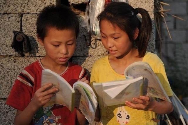 妹妹遠嫁3年不歸，父親讓我給她送玉米，看到開門的人我愣了 