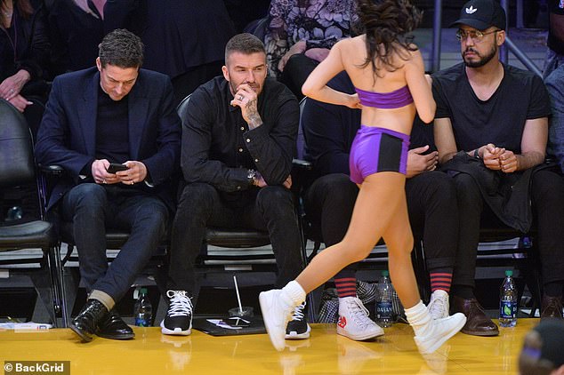 天下男人都一樣!貝克漢「偷瞄啦啦隊正妹」被抓包 貝嫂暴怒「發出最凶狠警告」網笑噴:別惹老婆