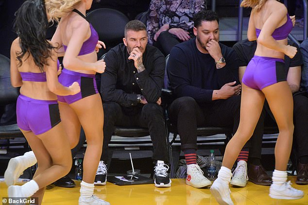 天下男人都一樣!貝克漢「偷瞄啦啦隊正妹」被抓包 貝嫂暴怒「發出最凶狠警告」網笑噴:別惹老婆