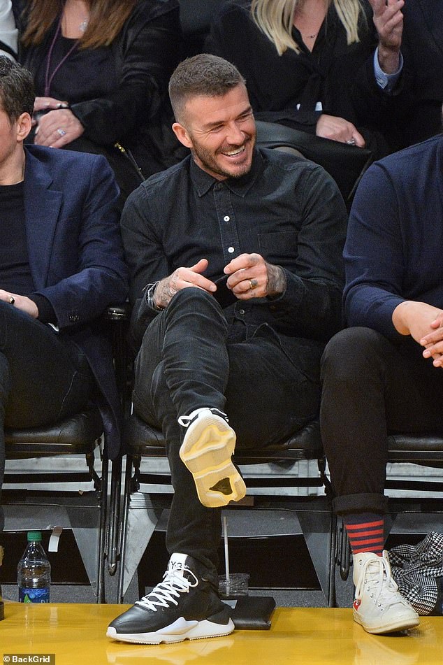 天下男人都一樣!貝克漢「偷瞄啦啦隊正妹」被抓包 貝嫂暴怒「發出最凶狠警告」網笑噴:別惹老婆