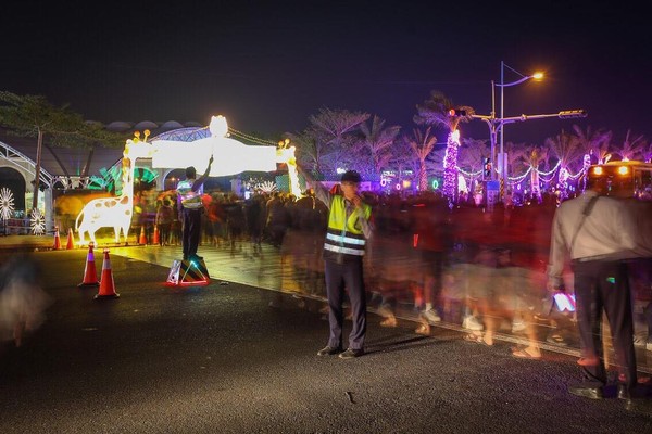 屏東燈會破千萬人次！無名英雄沒吃飯「掃廁所到天亮」　縣長哽咽告白：「對不起還是不夠好」 