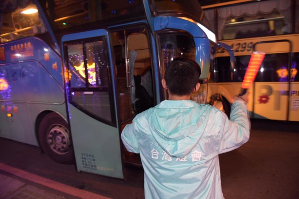 屏東燈會破千萬人次！無名英雄沒吃飯「掃廁所到天亮」　縣長哽咽告白：「對不起還是不夠好」 