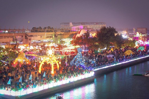 屏東燈會破千萬人次！無名英雄沒吃飯「掃廁所到天亮」　縣長哽咽告白：「對不起還是不夠好」 