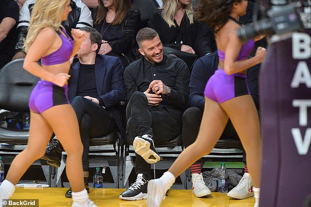 天下男人都一樣!貝克漢「偷瞄啦啦隊正妹」被抓包 貝嫂暴怒「發出最凶狠警告」網笑噴:別惹老婆