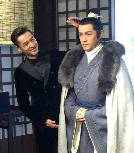 明星與自己的蠟像合影！唐嫣、胡歌真假難分，最後一位「醜」到連自己都不忍抬頭看