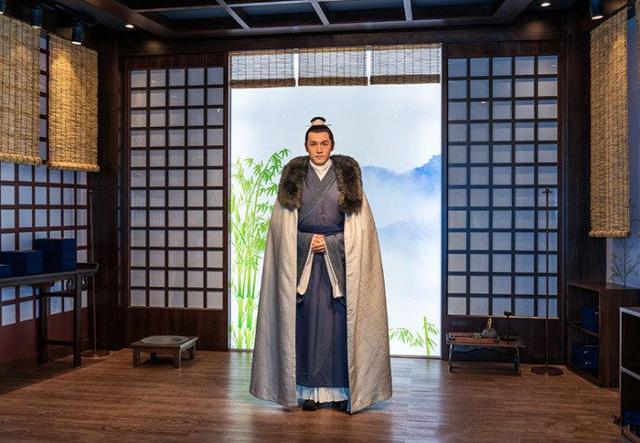 明星與自己的蠟像合影！唐嫣、胡歌真假難分，最後一位「醜」到連自己都不忍抬頭看