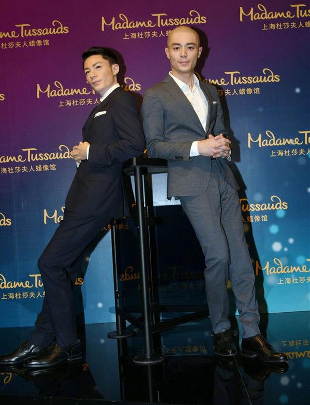 明星與自己的蠟像合影！唐嫣、胡歌真假難分，最後一位「醜」到連自己都不忍抬頭看