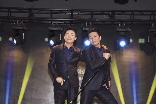 明星與自己的蠟像合影！唐嫣、胡歌真假難分，最後一位「醜」到連自己都不忍抬頭看