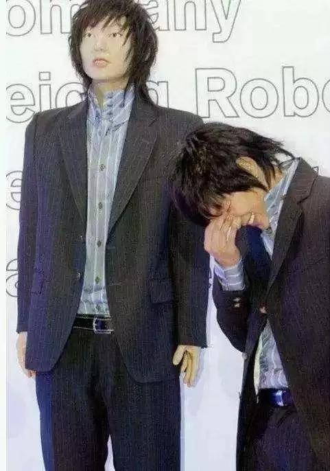 明星與自己的蠟像合影！唐嫣、胡歌真假難分，最後一位「醜」到連自己都不忍抬頭看