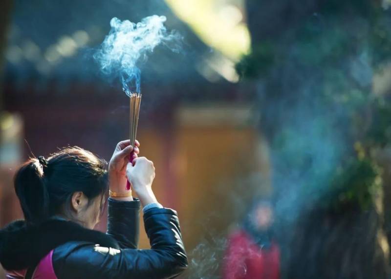 拜拜燒香時「被香灰燙到手」不是意外　而是「神明想提醒你10件事」要重視