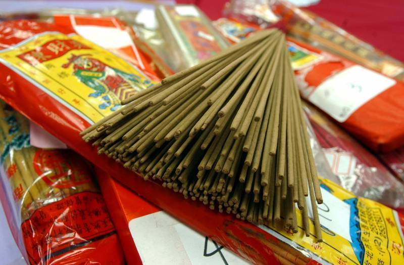拜拜燒香時「被香灰燙到手」不是意外　而是「神明想提醒你10件事」要重視