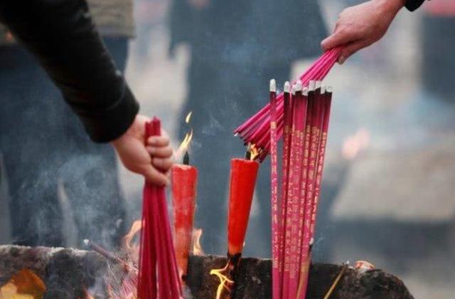 拜拜燒香時「被香灰燙到手」不是意外　而是「神明想提醒你10件事」要重視