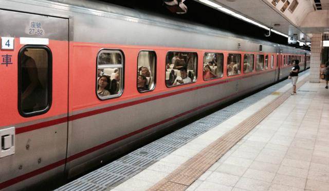 男友嫌我醜提分手，傷心去外地旅遊，火車上看到熟悉的身影我哭了