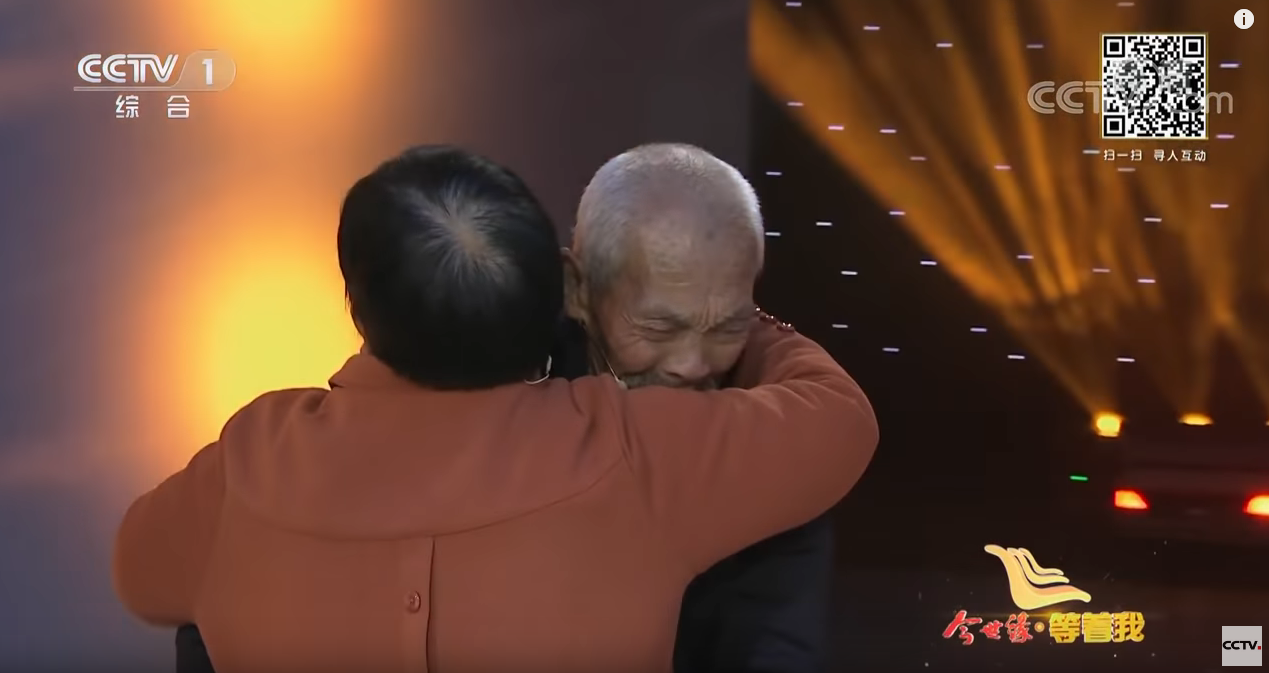 走失58年終重逢！近百歲父母用顫抖雙手「親自為女兒縫鞋」　64歲女兒相擁痛哭：終於有人疼我了