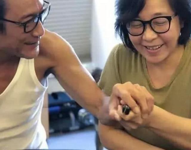 梁家輝對妻子一見鍾情！ 60歲生日「俏皮扮鬼臉」 網友全融化：恩愛30年還是像小孩