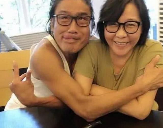 梁家輝對妻子一見鍾情！ 60歲生日「俏皮扮鬼臉」 網友全融化：恩愛30年還是像小孩