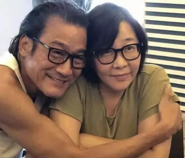 梁家輝對妻子一見鍾情！ 60歲生日「俏皮扮鬼臉」 網友全融化：恩愛30年還是像小孩