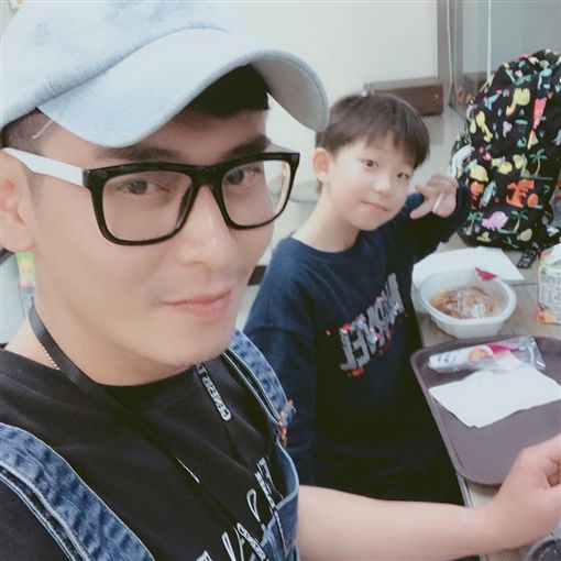 樂當自耕農!陳冠霖無奈沒戲拍「只好回家種田」 帶兒踏青「鬍子都沒刮」網驚:不拍戲了?