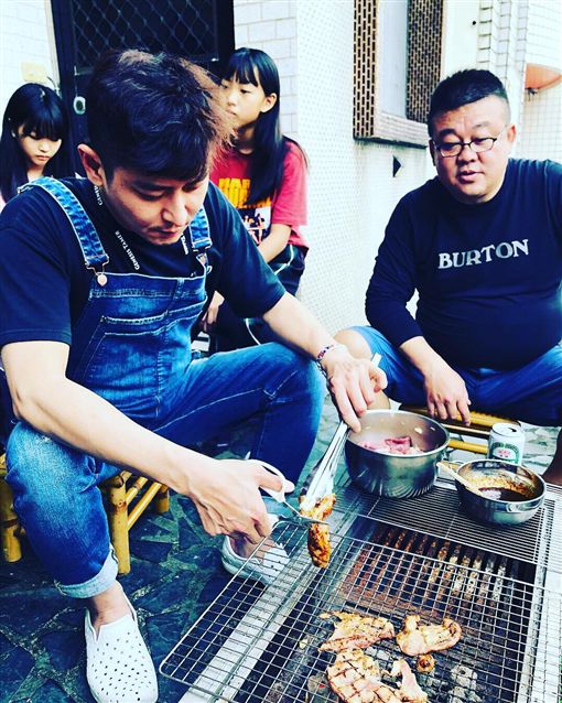 樂當自耕農!陳冠霖無奈沒戲拍「只好回家種田」 帶兒踏青「鬍子都沒刮」網驚:不拍戲了?