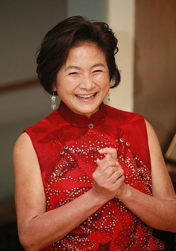 74歲鄭佩佩女兒出嫁！曾奪港姐亞軍「神複製媽媽年輕時候」　女婿高顏值外型超匹配