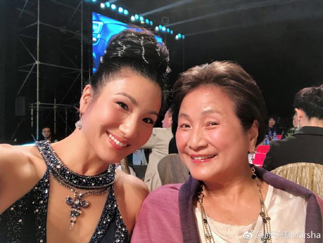 74歲鄭佩佩女兒出嫁！曾奪港姐亞軍「神複製媽媽年輕時候」　女婿高顏值外型超匹配