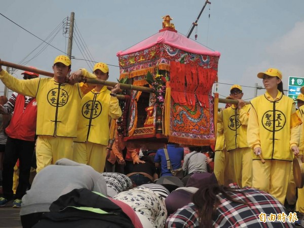 轎班也壓不住！白沙屯媽祖繞境「突然狂衝路邊石雕」　信徒一看「石雕下方」驚：娘娘慈悲