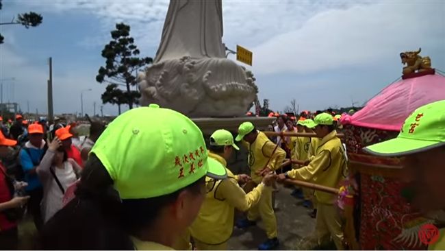 轎班也壓不住！白沙屯媽祖繞境「突然狂衝路邊石雕」　信徒一看「石雕下方」驚：娘娘慈悲