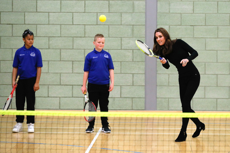 15個秒懂「凱特王妃最受人民愛戴」的完美瞬間 小女孩問「為什麼大家都在拍妳?」她神反應超讚❤