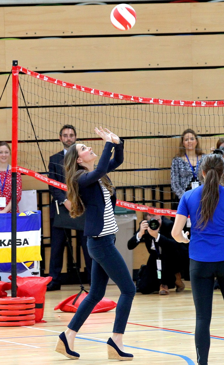 15個秒懂「凱特王妃最受人民愛戴」的完美瞬間 小女孩問「為什麼大家都在拍妳?」她神反應超讚❤