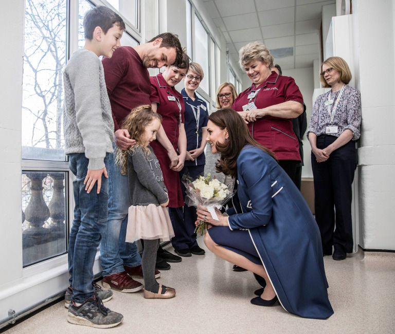 15個秒懂「凱特王妃最受人民愛戴」的完美瞬間 小女孩問「為什麼大家都在拍妳?」她神反應超讚❤