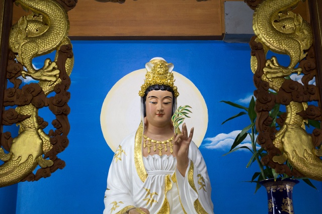 孫女保不住！阿嬤淚求觀音「用壽命換孫女康復」　神明聽完「給出4個字」結果驚呆眾人