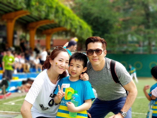 黃少祺豪擲9千萬「帶全家住進90坪豪宅」！遭直擊「嬌妻公園1打2」47歲近照讓人驚豔