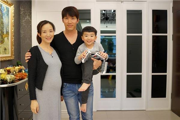 黃少祺豪擲9千萬「帶全家住進90坪豪宅」！遭直擊「嬌妻公園1打2」47歲近照讓人驚豔